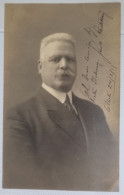 PH - Ph Original - Homme En Costume-cravate Avec Des Moustaches Bizarres Et Un Visage Fou, 1917 - Personas Anónimos