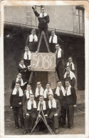 Carte Photo De Jeune Homme Faisant La Pyramide Dans La Cour De Leurs école Vers 1930 - Personas Anónimos