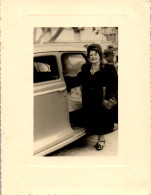 Photographie Photo Vintage Snapshot Amateur Automobile Voiture Femme Mode - Anonyme Personen