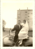 Photographie Photo Vintage Snapshot Amateur Automobile Voiture Communiante Gag - Personnes Anonymes