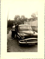 Photographie Photo Vintage Snapshot Amateur Automobile Voiture Couple Simca  - Coches