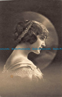 R109144 Old Postcard. Woman Portrait - Monde