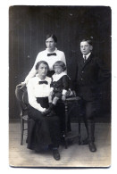 Carte Photo De Quatre Enfants élégant Posant Dans Un Studio Photo Vers 1910 - Anonyme Personen