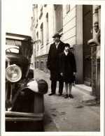 Photographie Photo Vintage Snapshot Amateur Automobile Voiture Auto Rue  - Personnes Anonymes