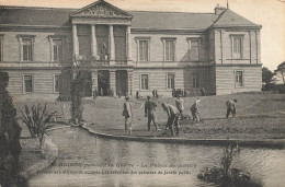 St Brieuc * Pendant La Guerre * Palais Justice , Prisonniers Allemands Occupés à Réfection Des Pelouses Du Jardin Public - Saint-Brieuc