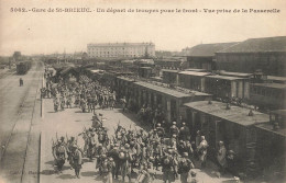 St Brieuc * La Gare , Un Départ De Troupes Pour Le Front , Vue Prise De La Passerelle * Ligne Chemin De Fer Ww1 Guerre - Saint-Brieuc