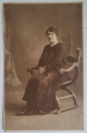 PH - Ph Original - Portrait D'une Femme Au Visage Malheureux Assise Sur Une Chaise En Bois - Personnes Anonymes