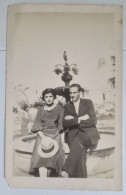 PH - Ph Original - Jeune Couple élégant Assis Au Bord D'une Fontaine, 1934 - Personnes Anonymes