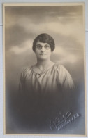 PH - Ph Original - Portrait D'une Jeune Femme Ressemblant Fortement à Harry Potter, 1920 - Anonieme Personen