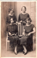 Carte Photo De Quatre Jeune Filles élégante Posant Dans Un Studio Photo Vers 1920 - Anonieme Personen
