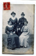 Carte Photo De Quatre Jeune Filles élégante Posant Dans La Cour De Leurs Maison Vers 1920 - Personnes Anonymes