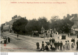D18  VIERZON  La Place De La République CARREFOUR DE LA RUE DE LA GARE  ET DE LA ROUTE DE PARIS  .vespasienne - Vierzon