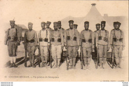 ALGERIE COLOMB BÉCHAR Un Peloton De Sénégalais - Bechar (Colomb Béchar)