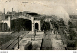 D18  VIERZON  La Gare  ........ Avec Train Gros Plan Vu De La Passerelle - Vierzon