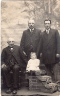 Carte Photo De Trois Hommes élégant Avec Un Petit Bébé Posant Dans Un Studio Photo - Anonyme Personen