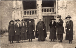 Carte Photo De Femmes élégante Avec Un Curé Devant Une église Vers 1915 - Anonieme Personen