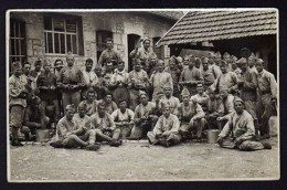 Carte Photo D'un Groupe De Soldats Corvée De Patates Superbe Cliché Militaires - Unclassified