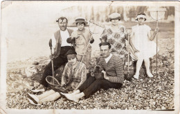 Carte Photo D'une Famille élégante Posant A La Plage Vers 1920 - Personnes Anonymes