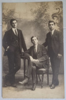 PH - Ph Original - Portrait De Trois Jeunes Hommes Posant En Mode Dandy - Personnes Anonymes