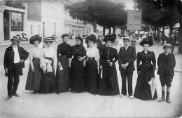 Cpa Carte Photo ROYAN 17 Groupe De Personnes Sur Le Boulevard Thiers  - Affiche La Tosca Casino Municipal - Royan