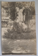PH - Ph Original - Jeune Homme En Costume Posant à Côté Du Monument De La Vénus De Milo - Personnes Anonymes