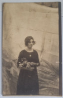 PH - Ph Original - Jeune Femme Au Visage Fatigué Marchant Avec Un Bouquet De Quelque Chose Dans Ses Mains - Anonieme Personen