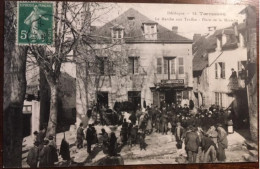 Cpa 24 Dordogne, Terrasson, Le Marché Aux Truffes, Place De La Marzelle, Animée, Enseigne Labrousse, Café Epicerie Vins - Terrasson-la-Villedieu