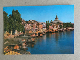 India Indie Indien - Kashmir Srinagar Boats On A Canal Mosque On The Jhelum River - India