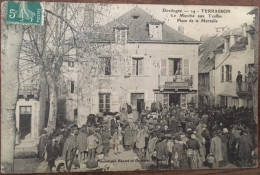 Cpa 24 Dordogne, Terrasson,, Le Marché Aux Truffes, Place De La Marzelle, Animée, Enseigne Labrousse, Café Epicerie Vins - Terrasson-la-Villedieu