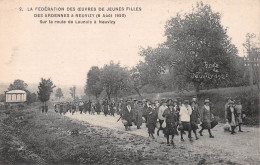 NEUVIZY (Ardennes) - La Fédération Des Oeuvres De Jeunes Filles (8 Août 1920) - Sur La Route De Launois à Neuvizy - Autres & Non Classés