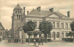 58 - Cosne Cours Sur Loire - L'Hotel De Ville - Eglise Et Rue Saint Jacques - Animée - Carte Dentelée - CPSM Format CPA  - Cosne Cours Sur Loire