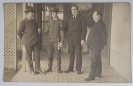 PH - Ph Original - Jeune Militaire Avec Trois Autres Hommes Discutant - Anonieme Personen