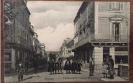 Cpa 24 Dordogne, Terrasson, Avenue De La Gare, Animée, Enseigne Bernard Laroche, Plaques Vins Laudinat, Café Delpy - Terrasson-la-Villedieu