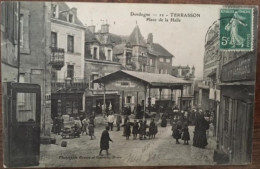 Cpa 24 Dordogne, Terrasson, Place De La Halle, Animée, Enseignes Barrière, Epicerie Parisienne, Boucherie Etc - Terrasson-la-Villedieu