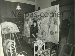 SIMONE DAT 1972 PEINTRE Dans Son Atelier LA RUCHE Grande Photo 17,8 X 23,8 Cm Paris - Personalità