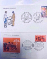 MADAGASCAR 1972 - 2 FDC Facteur Journée Du Timbre Et Jeunesse Et Sport Tananarive - Madagascar (1960-...)