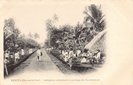 Polynésie - RAIATEA Iles Sous Le Vent - Indigènes Attendant Le Passage Du Gouverneur - Ed. Inconnu  - Polynésie Française