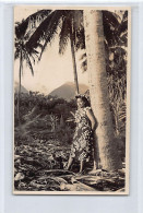 POLYNÉSIE - Femme Tahitienne Adossée à Un Cocotier - CARTE PHOTO - Ed. Inconnu  - Polynésie Française
