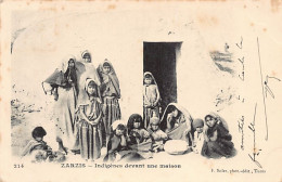 ZARZIS - Indigènes Devant Une Maison - Túnez