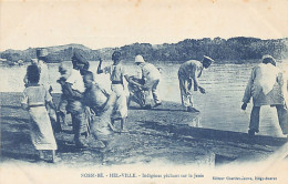 Madagascar - NOSSI BÉ - Hell-Ville - Indigènes Pêchant Sur La Jetée - Ed. Charifou-Jeewa  - Madagaskar