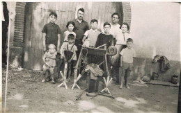 LE POUJOL Sur ORB (Hérault) - Carte Photo - Etameur F. Lisserre Posant Avec Sa Famille - Sonstige & Ohne Zuordnung