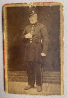 Oude Foto Op Karton - Photo-carte De Visite CDV - Soldat Avec Sabre - Militair Met Sabel 6 X 9,5 Cm. - Guerre, Militaire