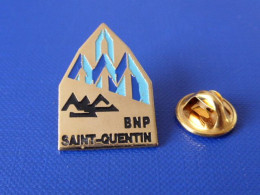 Pin's Banque BNP - ASC Saint Quentin - Amicale Sportive Et Culturelle - Eglise (HA26) - Banche