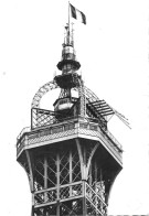 CPA -LE SOMMET DE LA TOUR EIFFEL  CONSTRUITE DE 1807 A 1889 HAUTEUR 300 POIDS 7 MILLIONS DE KILOS - Tour Eiffel