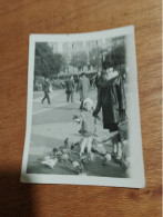 564 // PHOTO 6 X 9 CMS FEMME ET ENFANT ET PIGEONS / BARCELONA ??? - Altri & Non Classificati