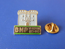 Pin's Banque BNP - Verdun 1973 1993 - La Porte Chaussée (HA37) - Banques