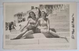 PH - Deux Adolescentes Assises Sur Les Marches De La Rambla De L'Hôtel Casino Provincial, Mar Del Plata, Argentine 1948 - Personnes Anonymes