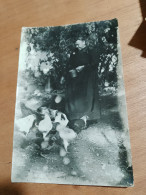 564 // PHOTO ANCIENNE / FEMME QUI NOURRIT SES POULES - Personnes Anonymes