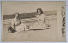 PH Originale - Deux Femmes Profitant De La Plage Au Bord De La Mer, Mar Del Plata, Argentine 1949 - Anonieme Personen