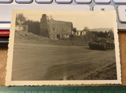 REAL PHOTO MILITARIA RUINES WW II CHAR D'ASSAUT A Identifier - Guerre, Militaire